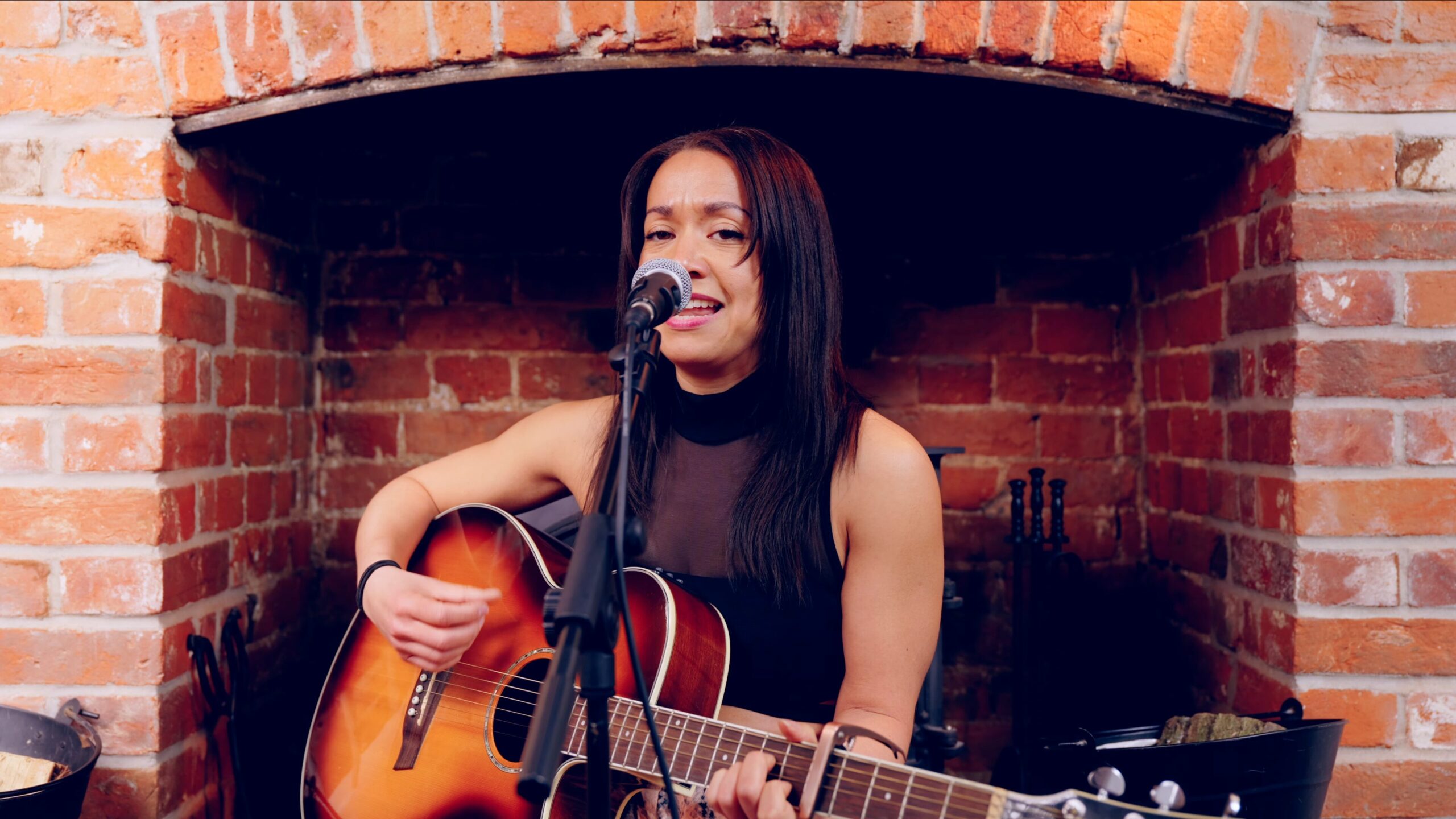 Laura T - I Sometimes Wonder (acoustic live)